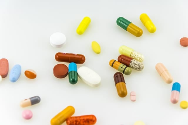 サムネイル:薬剤による治療。種類は内服薬と外用薬の2種類が存在